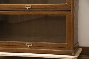 中古　美品　三越家具(現カントリーハウス)　Brugge(ブルージュ)　希少な絶版品!!　フラップ扉　クラシカルな佇まいが魅力の四段重ね風ブックケース(本箱、収納棚、戸棚、キャビネット、飾り棚、陳列棚)(R-066172)