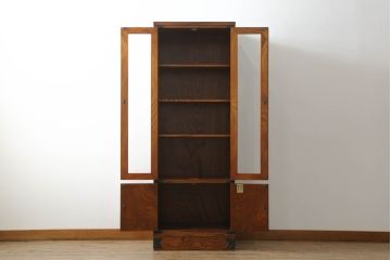 中古　岩谷堂箪笥　上品なデザインの黒金具がアクセントになった縦型キャビネット(収納棚、戸棚、飾り棚、ブックケース、本箱)(R-066175)