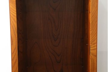 中古　岩谷堂箪笥　上品なデザインの黒金具がアクセントになった縦型キャビネット(収納棚、戸棚、飾り棚、ブックケース、本箱)(R-066175)