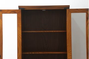 中古　岩谷堂箪笥　上品なデザインの黒金具がアクセントになった縦型キャビネット(収納棚、戸棚、飾り棚、ブックケース、本箱)(R-066175)