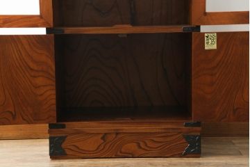 中古　岩谷堂箪笥　上品なデザインの黒金具がアクセントになった縦型キャビネット(収納棚、戸棚、飾り棚、ブックケース、本箱)(R-066175)