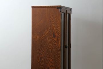 中古　岩谷堂箪笥　上品なデザインの黒金具がアクセントになった縦型キャビネット(収納棚、戸棚、飾り棚、ブックケース、本箱)(R-066175)