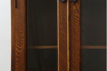 中古　岩谷堂箪笥　上品なデザインの黒金具がアクセントになった縦型キャビネット(収納棚、戸棚、飾り棚、ブックケース、本箱)(R-066175)