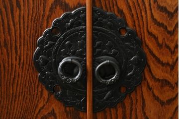 中古　岩谷堂箪笥　上品なデザインの黒金具がアクセントになった縦型キャビネット(収納棚、戸棚、飾り棚、ブックケース、本箱)(R-066175)