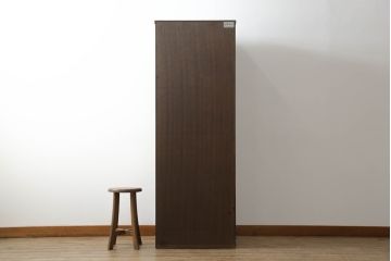 中古　岩谷堂箪笥　上品なデザインの黒金具がアクセントになった縦型キャビネット(収納棚、戸棚、飾り棚、ブックケース、本箱)(R-066175)