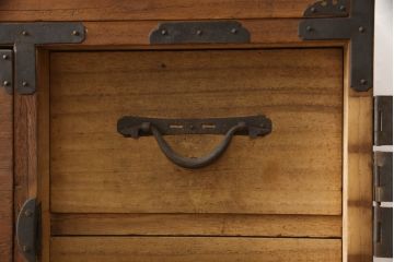 和製アンティーク　前面桐材　 蛭手(ひるて)型の引手金具が存在感のある会津箪笥(和たんす、時代箪笥、収納箪笥、衣装箪笥、引き出し、重ねタンス)(R-066177)