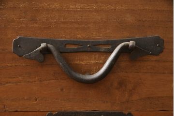 和製アンティーク　前面桐材　 蛭手(ひるて)型の引手金具が存在感のある会津箪笥(和たんす、時代箪笥、収納箪笥、衣装箪笥、引き出し、重ねタンス)(R-066177)