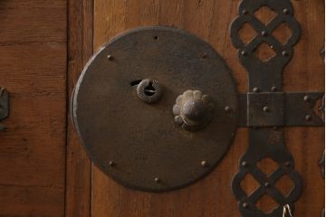 和製アンティーク　前面桐材　 蛭手(ひるて)型の引手金具が存在感のある会津箪笥ローボード(和たんす、時代箪笥、収納箪笥、衣装箪笥、引き出し、ローチェスト、テレビ台)(R-066178)