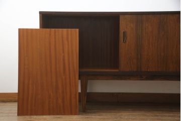 デンマークビンテージ　Lyby Mobler　Lloyd's Antiques(ロイズ・アンティークス)取り扱い　ローズウッド　洗練された美しいデザインが魅力的なサイドボード(サイドキャビネット、リビングボード、収納棚、戸棚、北欧、ヴィンテージ)(R-066181)