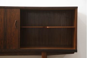 デンマークビンテージ　Lyby Mobler　Lloyd's Antiques(ロイズ・アンティークス)取り扱い　ローズウッド　洗練された美しいデザインが魅力的なサイドボード(サイドキャビネット、リビングボード、収納棚、戸棚、北欧、ヴィンテージ)(R-066181)
