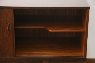 デンマークビンテージ　Lyby Mobler　Lloyd's Antiques(ロイズ・アンティークス)取り扱い　ローズウッド　洗練された美しいデザインが魅力的なサイドボード(サイドキャビネット、リビングボード、収納棚、戸棚、北欧、ヴィンテージ)(R-066181)
