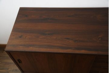 デンマークビンテージ　Lyby Mobler　Lloyd's Antiques(ロイズ・アンティークス)取り扱い　ローズウッド　洗練された美しいデザインが魅力的なサイドボード(サイドキャビネット、リビングボード、収納棚、戸棚、北欧、ヴィンテージ)(R-066181)