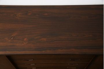 デンマークビンテージ　Lyby Mobler　Lloyd's Antiques(ロイズ・アンティークス)取り扱い　ローズウッド　洗練された美しいデザインが魅力的なサイドボード(サイドキャビネット、リビングボード、収納棚、戸棚、北欧、ヴィンテージ)(R-066181)