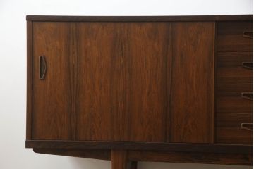 デンマークビンテージ　Lyby Mobler　Lloyd's Antiques(ロイズ・アンティークス)取り扱い　ローズウッド　洗練された美しいデザインが魅力的なサイドボード(サイドキャビネット、リビングボード、収納棚、戸棚、北欧、ヴィンテージ)(R-066181)