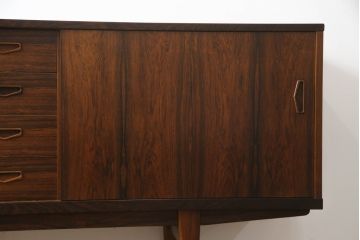 デンマークビンテージ　Lyby Mobler　Lloyd's Antiques(ロイズ・アンティークス)取り扱い　ローズウッド　洗練された美しいデザインが魅力的なサイドボード(サイドキャビネット、リビングボード、収納棚、戸棚、北欧、ヴィンテージ)(R-066181)