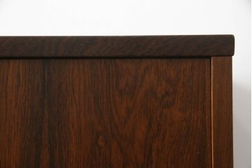 デンマークビンテージ　Lyby Mobler　Lloyd's Antiques(ロイズ・アンティークス)取り扱い　ローズウッド　洗練された美しいデザインが魅力的なサイドボード(サイドキャビネット、リビングボード、収納棚、戸棚、北欧、ヴィンテージ)(R-066181)