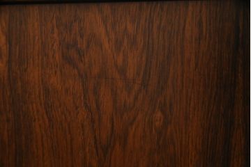 デンマークビンテージ　Lyby Mobler　Lloyd's Antiques(ロイズ・アンティークス)取り扱い　ローズウッド　洗練された美しいデザインが魅力的なサイドボード(サイドキャビネット、リビングボード、収納棚、戸棚、北欧、ヴィンテージ)(R-066181)