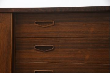 デンマークビンテージ　Lyby Mobler　Lloyd's Antiques(ロイズ・アンティークス)取り扱い　ローズウッド　洗練された美しいデザインが魅力的なサイドボード(サイドキャビネット、リビングボード、収納棚、戸棚、北欧、ヴィンテージ)(R-066181)