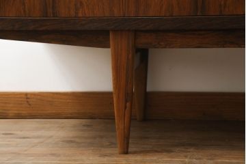 デンマークビンテージ　Lyby Mobler　Lloyd's Antiques(ロイズ・アンティークス)取り扱い　ローズウッド　洗練された美しいデザインが魅力的なサイドボード(サイドキャビネット、リビングボード、収納棚、戸棚、北欧、ヴィンテージ)(R-066181)
