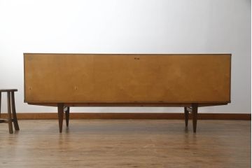 デンマークビンテージ　Lyby Mobler　Lloyd's Antiques(ロイズ・アンティークス)取り扱い　ローズウッド　洗練された美しいデザインが魅力的なサイドボード(サイドキャビネット、リビングボード、収納棚、戸棚、北欧、ヴィンテージ)(R-066181)