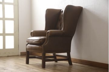 中古　イギリス　Lloyd's Antiques(ロイズ・アンティークス)取り扱い　レザー　羽のような美しいシルエットが魅力的なウィングバックチェア(一人掛けソファ、チェスターフィールド、サロンチェア、ウイングバック、英国)(R-066183)
