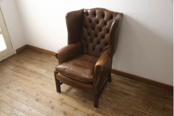 中古　イギリス　Lloyd's Antiques(ロイズ・アンティークス)取り扱い　レザー　羽のような美しいシルエットが魅力的なウィングバックチェア(一人掛けソファ、チェスターフィールド、サロンチェア、ウイングバック、英国)(R-066183)