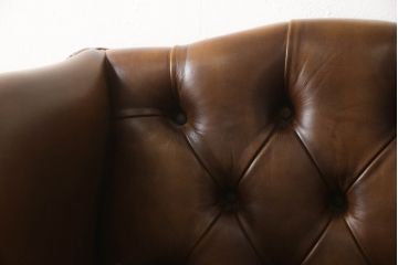 中古　イギリス　Lloyd's Antiques(ロイズ・アンティークス)取り扱い　レザー　羽のような美しいシルエットが魅力的なウィングバックチェア(一人掛けソファ、チェスターフィールド、サロンチェア、ウイングバック、英国)(R-066183)