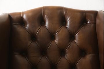 中古　イギリス　Lloyd's Antiques(ロイズ・アンティークス)取り扱い　レザー　羽のような美しいシルエットが魅力的なウィングバックチェア(一人掛けソファ、チェスターフィールド、サロンチェア、ウイングバック、英国)(R-066183)