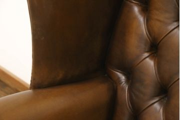 中古　イギリス　Lloyd's Antiques(ロイズ・アンティークス)取り扱い　レザー　羽のような美しいシルエットが魅力的なウィングバックチェア(一人掛けソファ、チェスターフィールド、サロンチェア、ウイングバック、英国)(R-066183)