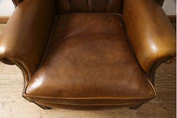 中古　イギリス　Lloyd's Antiques(ロイズ・アンティークス)取り扱い　レザー　羽のような美しいシルエットが魅力的なウィングバックチェア(一人掛けソファ、チェスターフィールド、サロンチェア、ウイングバック、英国)(R-066183)
