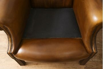 中古　イギリス　Lloyd's Antiques(ロイズ・アンティークス)取り扱い　レザー　羽のような美しいシルエットが魅力的なウィングバックチェア(一人掛けソファ、チェスターフィールド、サロンチェア、ウイングバック、英国)(R-066183)