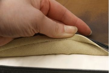 中古　イギリス　Lloyd's Antiques(ロイズ・アンティークス)取り扱い　レザー　羽のような美しいシルエットが魅力的なウィングバックチェア(一人掛けソファ、チェスターフィールド、サロンチェア、ウイングバック、英国)(R-066183)