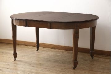 イギリスアンティーク　Lloyd's Antiques(ロイズ・アンティークス)　ウォールナット材　クラシカルな佇まいが美しいキャスター付きエクステンションテーブル(ダイニングテーブル、4人掛け、6人掛け、ドローリーフテーブル、ラウンドテーブル、オーバル型、食卓、英国)(R-066189)