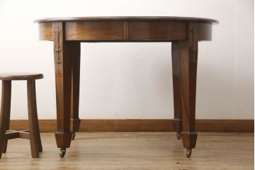 イギリスアンティーク　Lloyd's Antiques(ロイズ・アンティークス)　ウォールナット材　クラシカルな佇まいが美しいキャスター付きエクステンションテーブル(ダイニングテーブル、4人掛け、6人掛け、ドローリーフテーブル、ラウンドテーブル、オーバル型、食卓、英国)(R-066189)