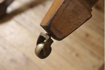 イギリスアンティーク　Lloyd's Antiques(ロイズ・アンティークス)　ウォールナット材　クラシカルな佇まいが美しいキャスター付きエクステンションテーブル(ダイニングテーブル、4人掛け、6人掛け、ドローリーフテーブル、ラウンドテーブル、オーバル型、食卓、英国)(R-066189)