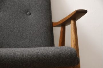 北欧家具　Lloyd's Antiques(ロイズ・アンティークス)取り扱い　Hans J Wegner(ハンス・J・ウェグナー)　GETAMA(ゲタマ)　GE260　オーク材　くつろぎの空間を演出する1人掛けソファ(イージーチェア、アームチェア、椅子、イス)(R-066191)
