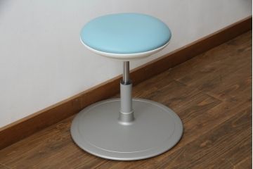 中古　超美品　オカムラ(OKAMURA)　医療福祉用　円盤脚　抗菌　丸みのあるフォルムがかわいらしいスツール(丸椅子、回転椅子、イス)(定価約62000円)(R-066193)