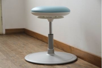中古　超美品　オカムラ(OKAMURA)　医療福祉用　円盤脚　抗菌　丸みのあるフォルムがかわいらしいスツール(丸椅子、回転椅子、イス)(定価約62000円)(R-066193)