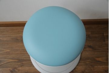 中古　超美品　オカムラ(OKAMURA)　医療福祉用　円盤脚　抗菌　丸みのあるフォルムがかわいらしいスツール(丸椅子、回転椅子、イス)(定価約62000円)(R-066193)
