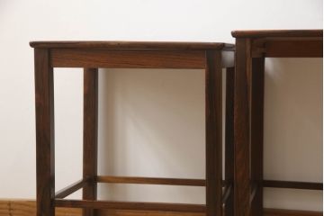 イギリスアンティーク　Lloyd's Antiques(ロイズ・アンティークス)　ローズウッド材　ブルーカラーのタイルトップがお洒落なネストテーブル(サイドテーブル、コーヒーテーブル、カフェテーブル、ローテーブル、英国)(R-066200)
