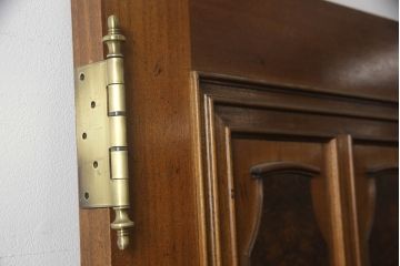 中古　特注品　クラシカルで重厚感のある佇まいが魅力的なドア1枚(木製扉、建具)(R-066202)