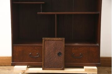 和製アンティーク　三方欅(ケヤキ)材　網代引き戸がアクセントの茶箪笥(違い棚、飾り棚、収納棚、戸棚)(R-066212)