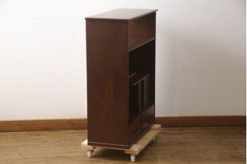 和製アンティーク　三方欅(ケヤキ)材　網代引き戸がアクセントの茶箪笥(違い棚、飾り棚、収納棚、戸棚)(R-066212)