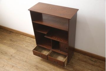 和製アンティーク　三方欅(ケヤキ)材　網代引き戸がアクセントの茶箪笥(違い棚、飾り棚、収納棚、戸棚)(R-066212)