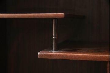 和製アンティーク　三方欅(ケヤキ)材　網代引き戸がアクセントの茶箪笥(違い棚、飾り棚、収納棚、戸棚)(R-066212)