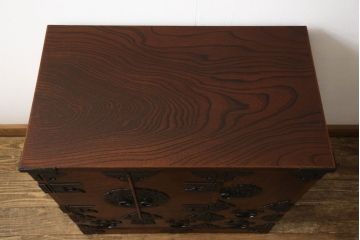 和製ビンテージ　岩谷堂箪笥　本漆塗り　迫力ある金具が目を引く小箪笥(収納箪笥、和タンス、引き出し、サイドボード、サイドキャビネット、ヴィンテージ)(R-066213)