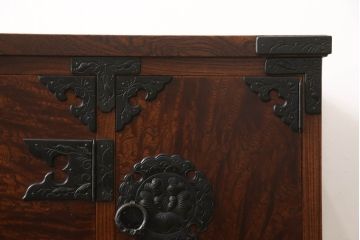 和製ビンテージ　岩谷堂箪笥　本漆塗り　迫力ある金具が目を引く小箪笥(収納箪笥、和タンス、引き出し、サイドボード、サイドキャビネット、ヴィンテージ)(R-066213)