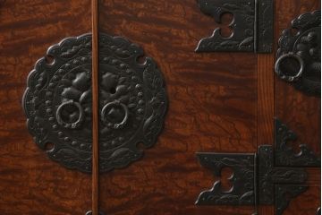 和製ビンテージ　岩谷堂箪笥　本漆塗り　迫力ある金具が目を引く小箪笥(収納箪笥、和タンス、引き出し、サイドボード、サイドキャビネット、ヴィンテージ)(R-066213)