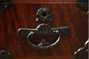 和製ビンテージ　岩谷堂箪笥　本漆塗り　迫力ある金具が目を引く小箪笥(収納箪笥、和タンス、引き出し、サイドボード、サイドキャビネット、ヴィンテージ)(R-066213)
