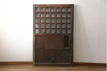 アンティーク建具　総欅(ケヤキ)材　重厚感のある佇まいが魅力のマス目(升目)格子蔵戸1枚(きつね格子、狐格子、玄関戸、格子戸、引き戸)(R-066224)